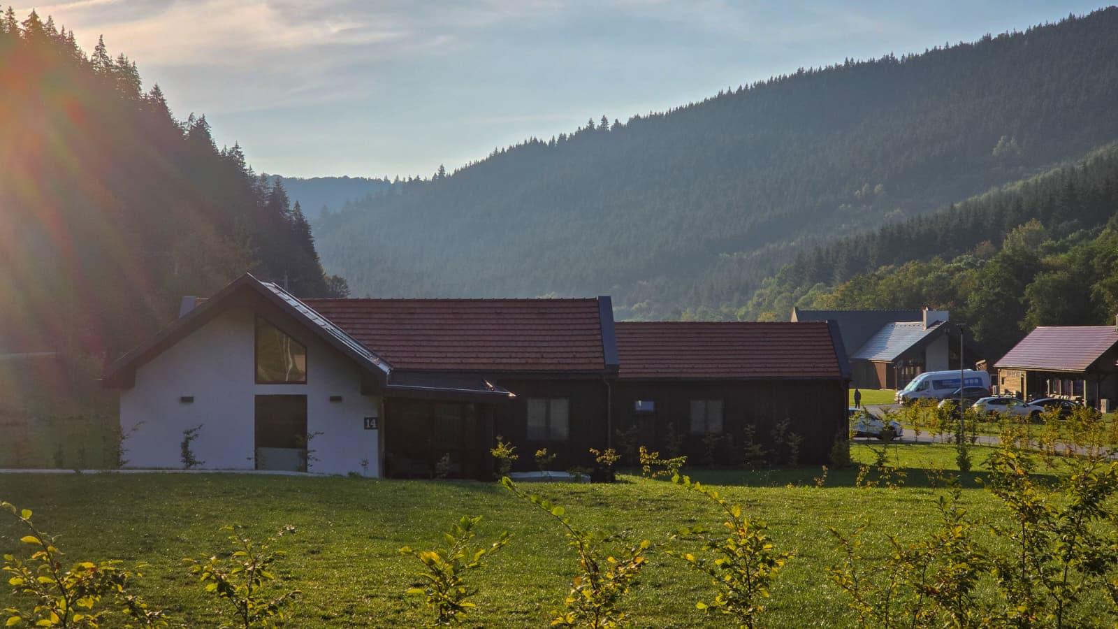 Vilă Eskaperdo cu terasă, pe fundal de pădure