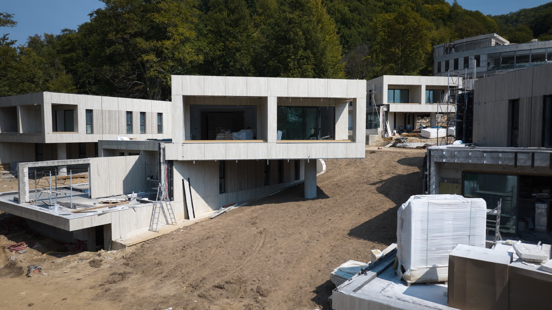 Vile Montevista în construcție, cu terase și ferestre mari
