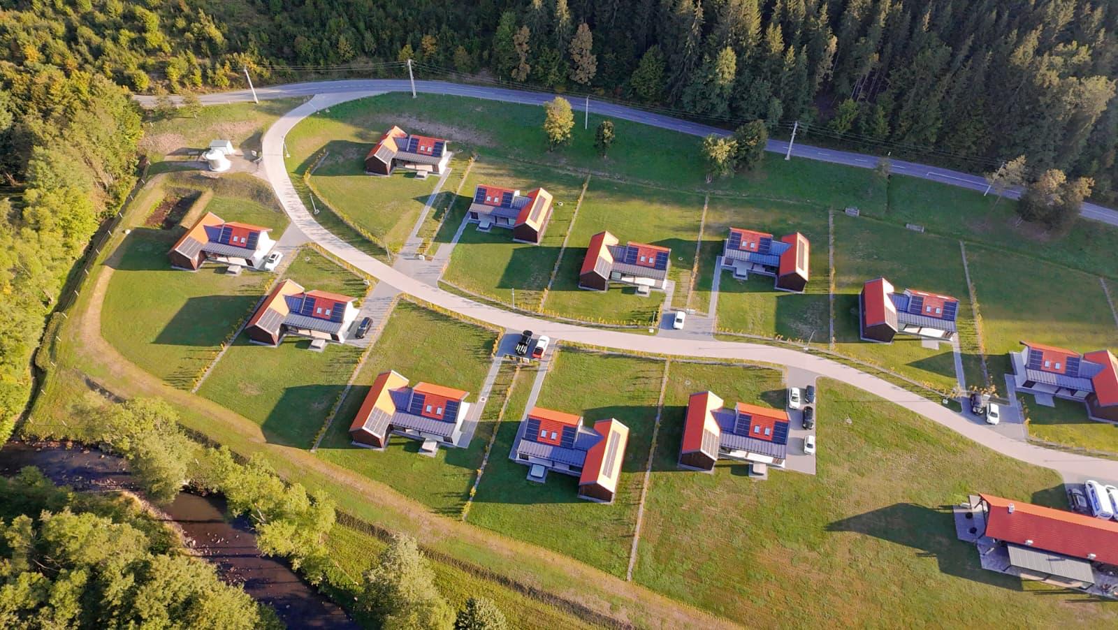 Vedere aeriană a vilelor Eskaperdo și a aleilor dintre ele