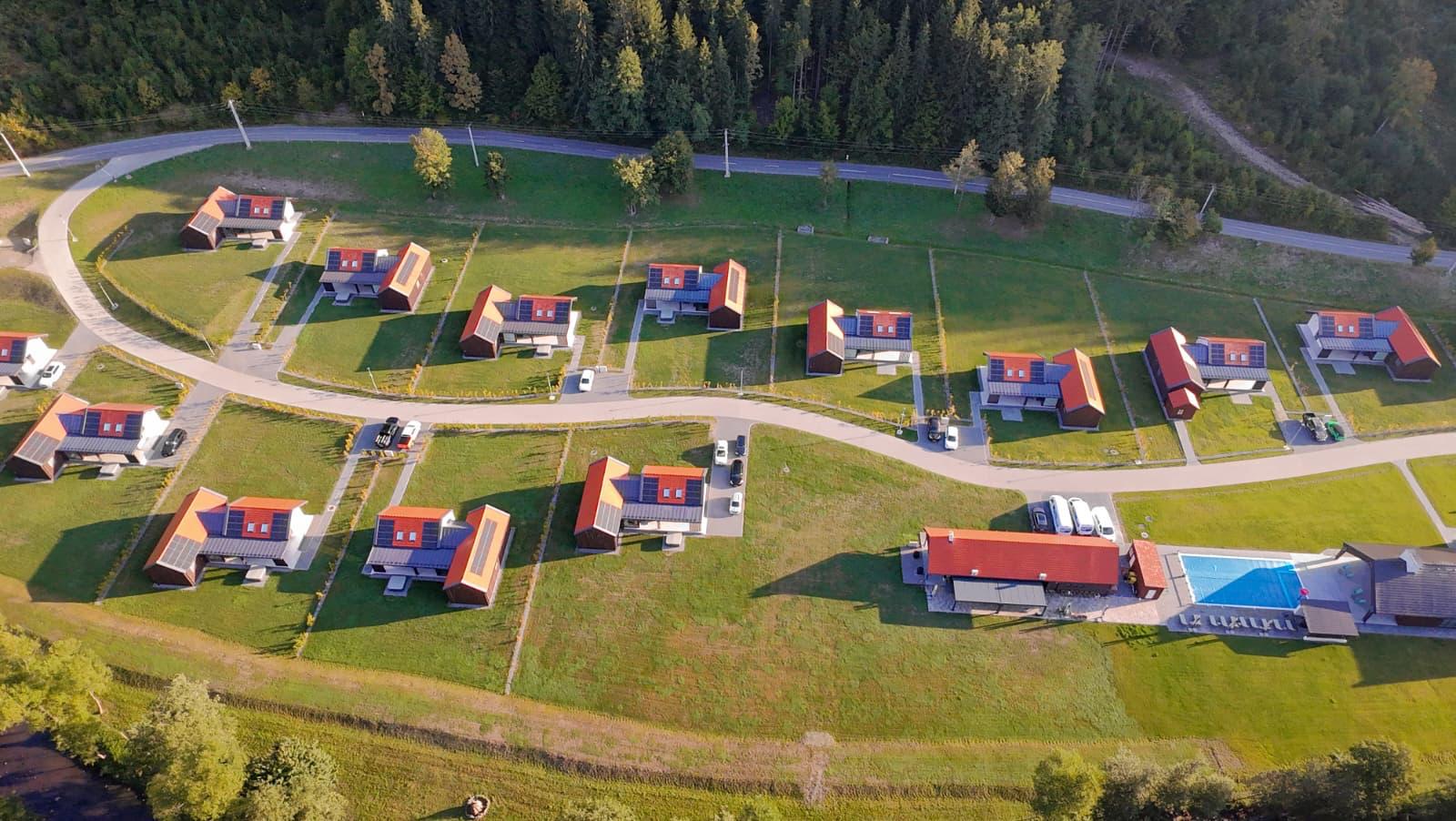 Vedere aeriană asupra vilelor și piscinei Eskaperdo Resort