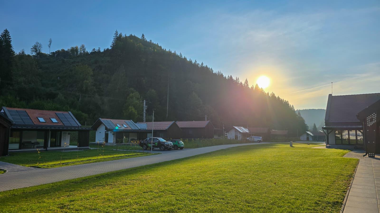 Vile Eskaperdo și spații verzi în lumina soarelui