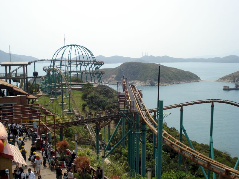 Șine de montagne russe într-un parc de distracții lângă mare