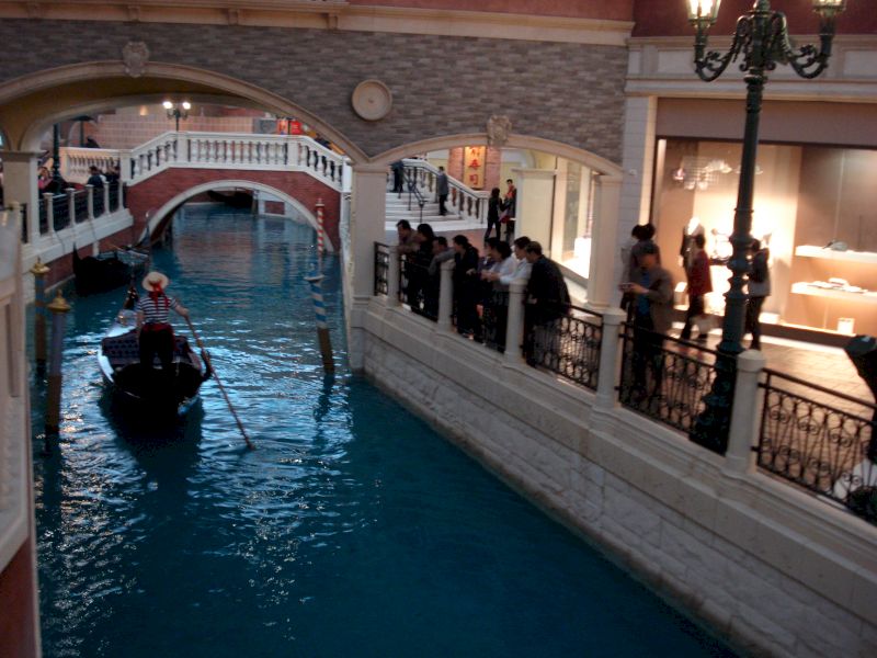 Gondolă pe canal interior cu pod și balustrade