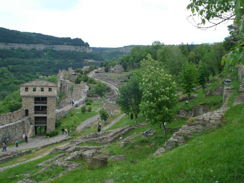 Ruine de piatră și vegetație pe pantele unui deal