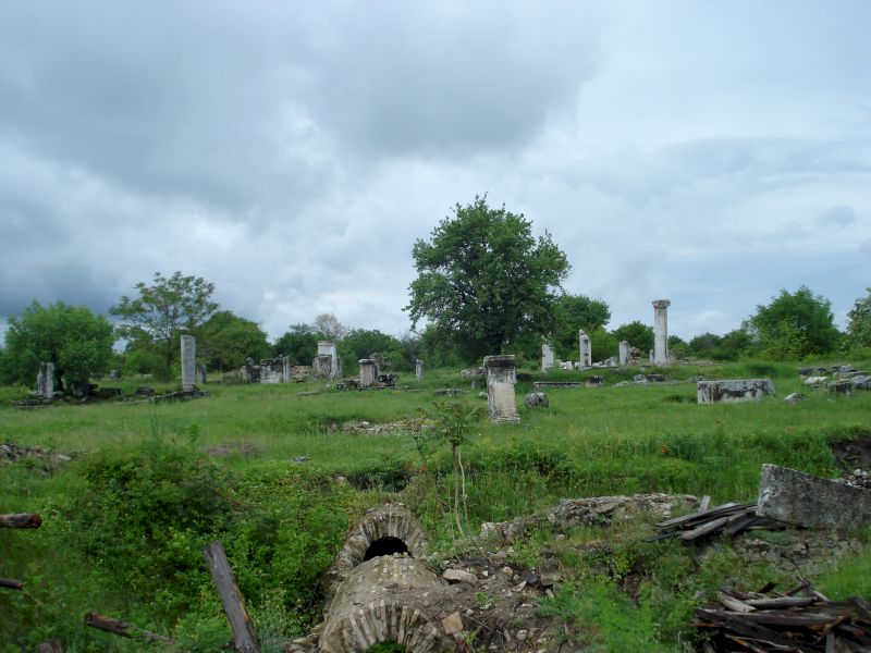 Ruine joase de piatră într-un câmp cu iarbă