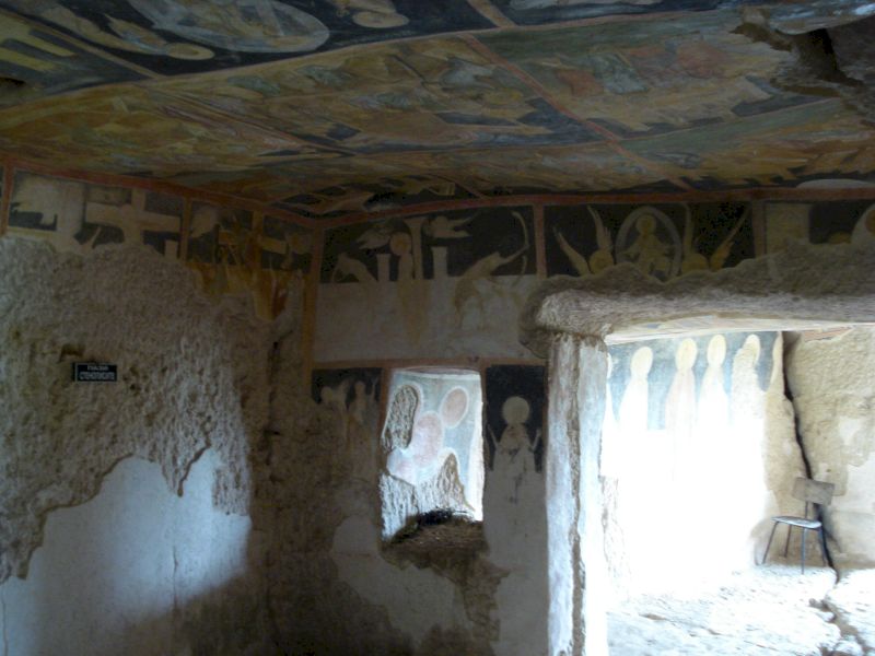 Încăpere veche cu picturi murale și ferestre adâncite