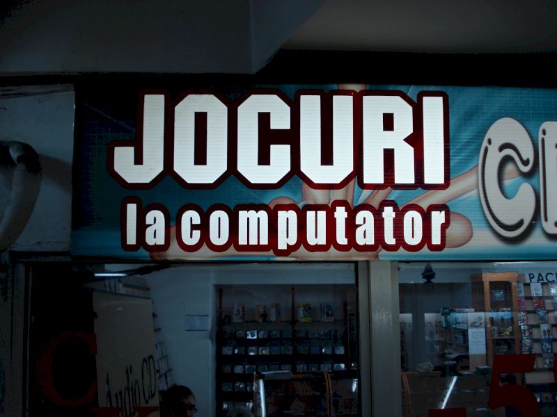 Firmă de magazin cu textul Jocuri la computator