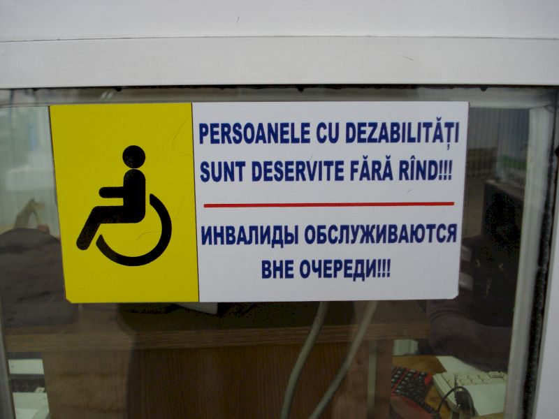 Afiș bilingv privind prioritatea persoanelor cu dizabilități la servire