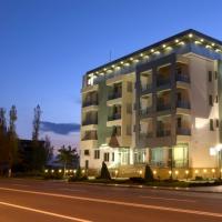 Splendid Hotel Mamaia Clădire cu balcoane iluminate la lăsarea serii