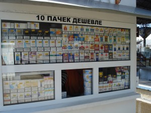 tigari in Transnistria Vitrină cu publicații și panou de prețuri în chirilică