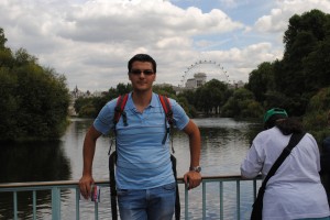 Razvan Pascu London Eye Bărbat pe un pod cu lac și roată panoramică în depărtare