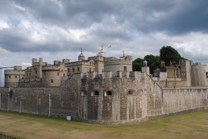 Tower of London Fortificație de piatră cu turnuri și spațiu verde exterior