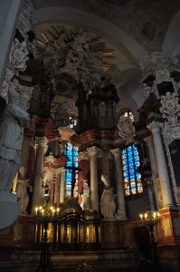 Vilnius1 Altar bogat ornamentat într-un interior de biserică întunecat