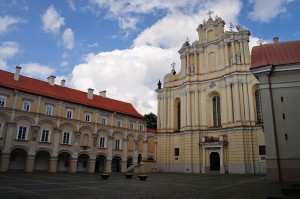 Vilnius2 Curte amplă lângă o biserică galbenă cu fronton decorat