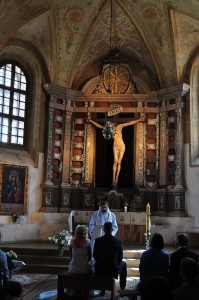 Vilnius3 Altar cu crucifix într-o biserică cu bolți pictate
