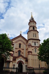 Vilnius5 Biserică cu turn înalt și fațadă crem cu accente roșii