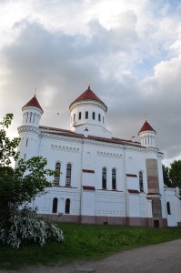 Vilnius7 Biserică albă cu turnuri și cupole cu acoperișuri roșiatice