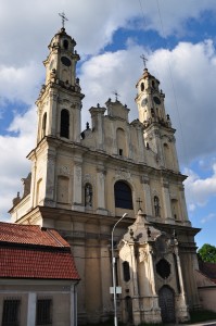 Vilnius8 Fațadă de biserică cu două turnuri și sculpturi