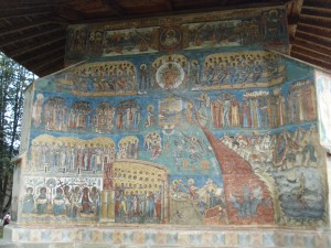 Frescă exterioară amplă cu numeroase personaje și scene religioase