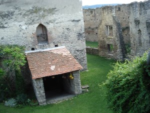 Mică intrare acoperită cu țiglă la baza unui zid