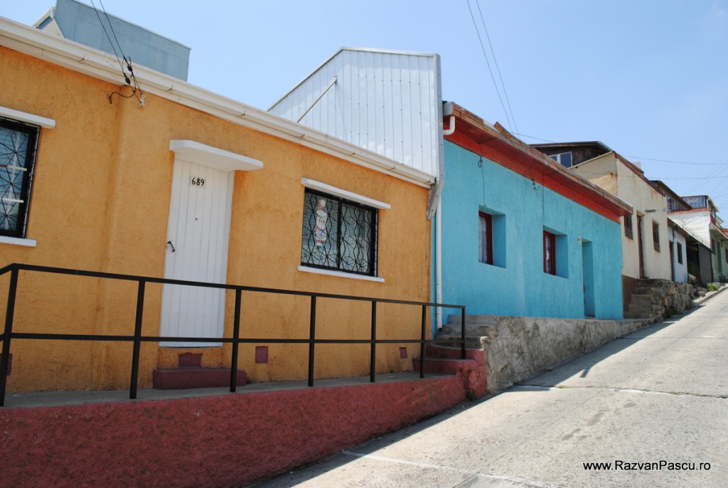 Case joase colorate de-a lungul unei străzi în pantă.