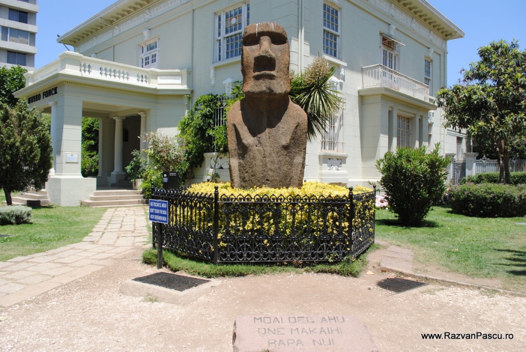 Statuie și clădire albă, într-o grădină