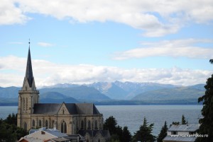 4. imagine din Argentina 2 Biserică cu turlă ascuțită lângă lac, cu munți în fundal