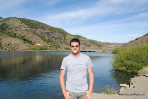 4. imagine din Argentina 4 Bărbat pe malul unui lac înconjurat de dealuri