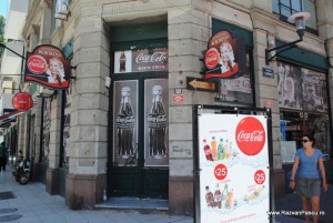 Coca Cola 2 Intrare de restaurant decorată cu firme roșii Coca-Cola