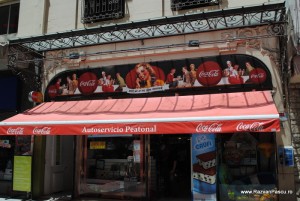 Coca Cola 3 Fațadă de restaurant cu copertină roșie și mese afară