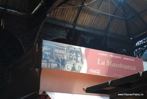 Coca Cola Banner roșu suspendat sub acoperișul unei hale întunecate