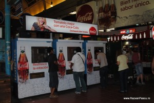 Coca Cola Argentina Oameni la tejghele sub bannere publicitare Coca-Cola
