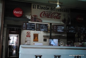 Coca Cola Uruguay 1 Tejghea de restaurant sub o firmă cu sigla Coca-Cola