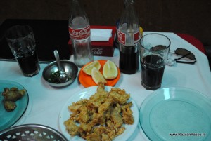 Coca Cola Uruguay Farfurii cu mâncare, pahare și sticle Coca-Cola pe masă