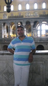 Dragos Anastasiu Istanbul Bărbat în tricou dungat într-un interior cu arcade suprapuse