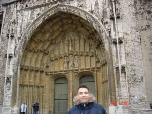 Dragos Anastasiu Paris Bărbat în fața unui portal gotic cu sculpturi