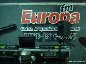 Echipamente audio în fața panoului Europa FM Live în Garaj