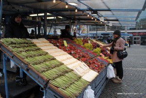 Hotorget1 Cumpărători lângă o tarabă acoperită cu legume în rânduri
