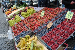 Hotorget2 Lădițe cu fructe roșii și struguri, lângă banane