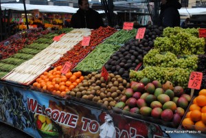 Hotorget3 Fructe și legume aranjate în șiruri pe o tarabă