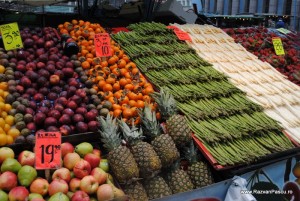 Hotorget4 Tarabă cu sparanghel, fructe și etichete de preț colorate
