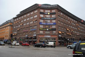 Stockholm Clădire masivă din cărămidă la o intersecție cu trafic