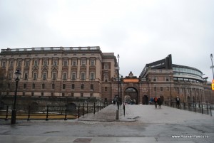 Stockholm2 Clădiri monumentale lângă un pod pietonal cu zăpadă