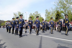 Junii Brasovului1 Fanfară în uniforme albastre mărșăluind pe stradă