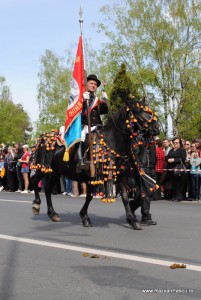 Junii Brasovului4 Călăreț purtând un steag tricolor în timpul paradei