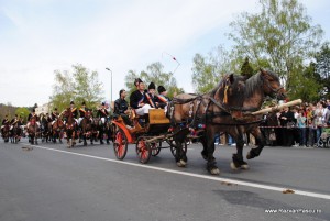 Junii Brasovului5 Trăsură trasă de cai într-o paradă urmărită de public