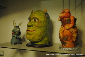 Figurine din marțipan reprezentând un căpcăun verde, un măgar și un personaj portocaliu.