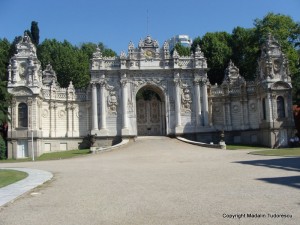 poarta palatului Dolmabahce poarta palatului Dolmabahce
