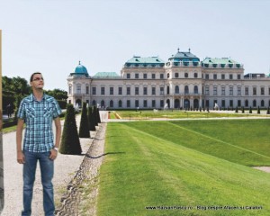 Descoper Austria Bărbat lângă o peluză geometrică, în fața unui palat cu acoperiș verzui.