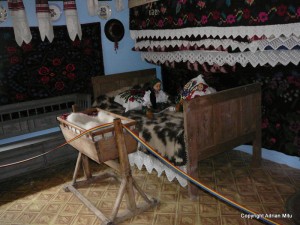 camera_amenajata_in_stil_traditional_-_muzeu_pe_valea_Ruoaia Cameră în stil tradițional la muzeul de pe Valea Ruoaia